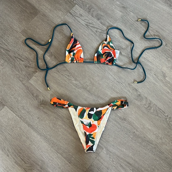 Gorgeous print Mahal bikini set - both small - Picture 2 of 9